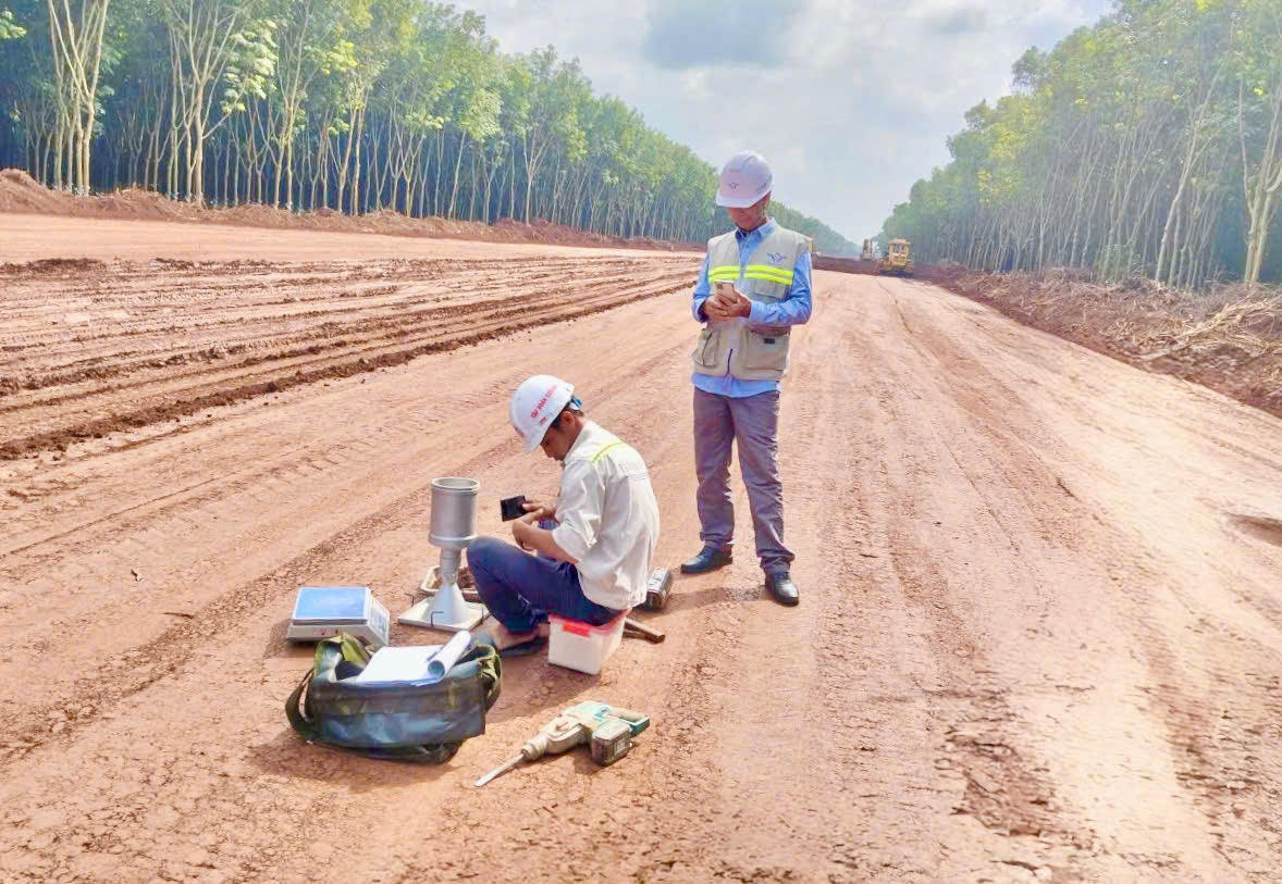 Mặt bằng chưa liền mạch khiến các nhà thầu phải thi công từng khu vực, nhiều thiết bị đã tập kết nhưng chưa thể triển khai đồng loạt. Ảnh: DK