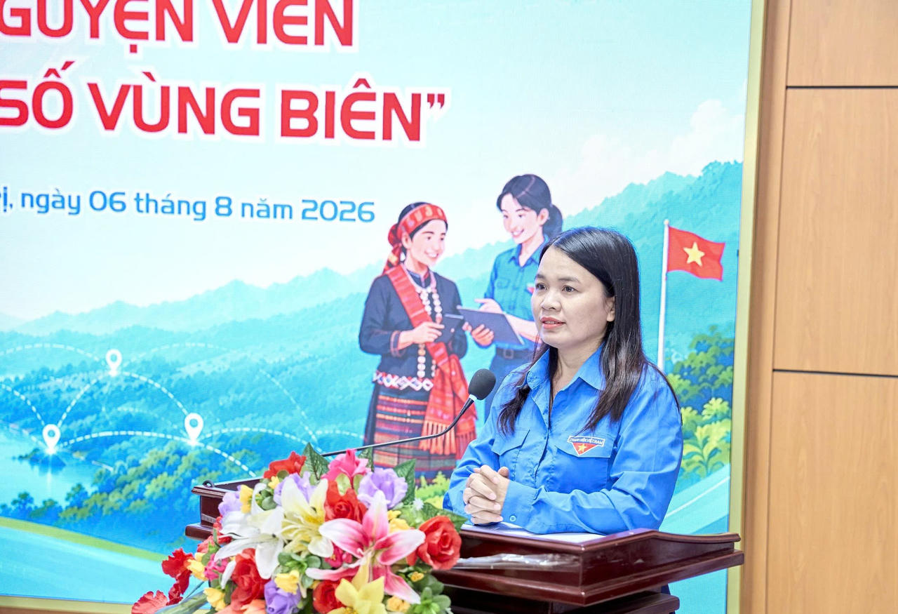 Bí thư Tỉnh Đoàn Trần Thị Thu phát biểu giao nhiệm vụ cho Đội hình. (Ảnh: MP)
