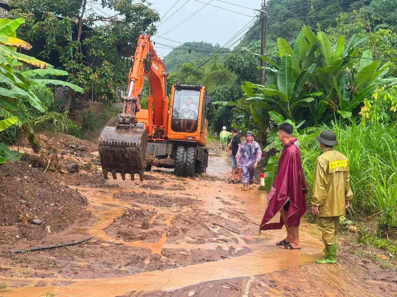 Nhiều tuyến đường giao thông tại tỉnh Sơn La bị sạt lở gây ách tắc giao thông (Ảnh: CTV).
