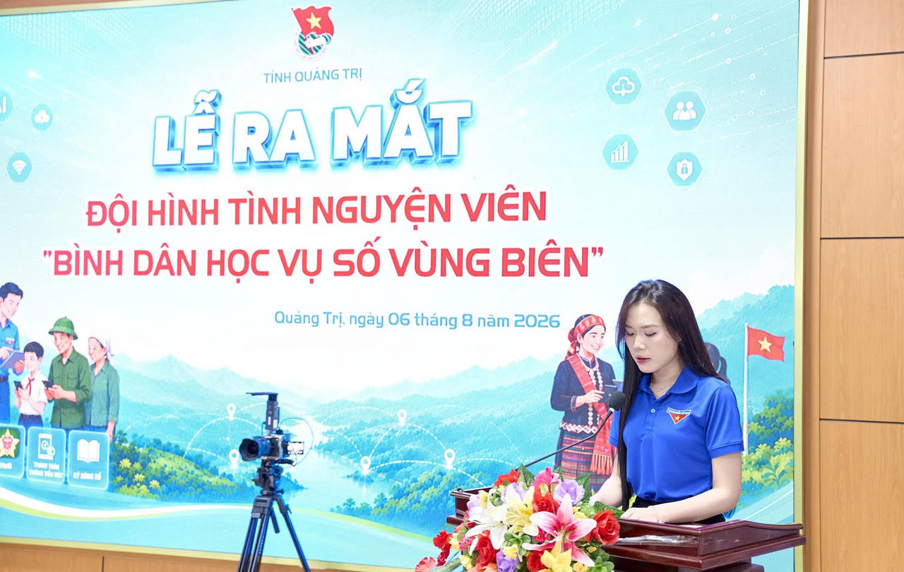 Đồng chí Ngô Viết Phương Nhung thay mặt Ban Chủ nhiệm Đội hình phát biểu nhận nhiệm vụ. (Ảnh MP)