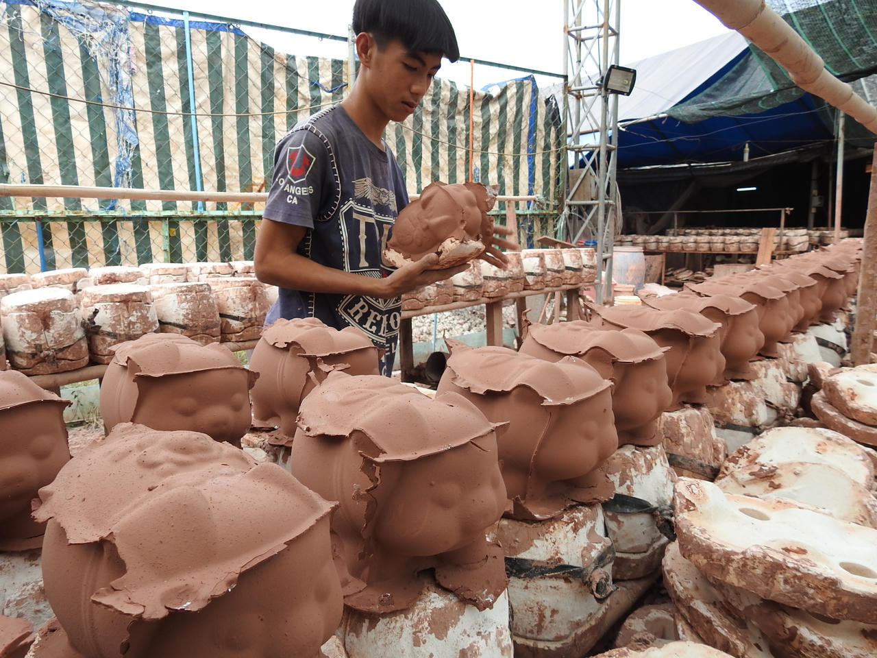 Nghề làm heo đất ở Lái Thiêu. Ảnh: Trường Giang