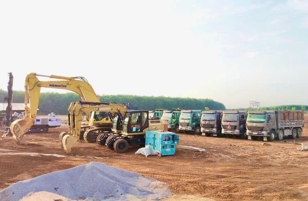 Công trường cao tốc Dầu Giây - Tân Phú nhộn nhịp thi công trong những ngày đầu tháng 8. Ảnh: DK
