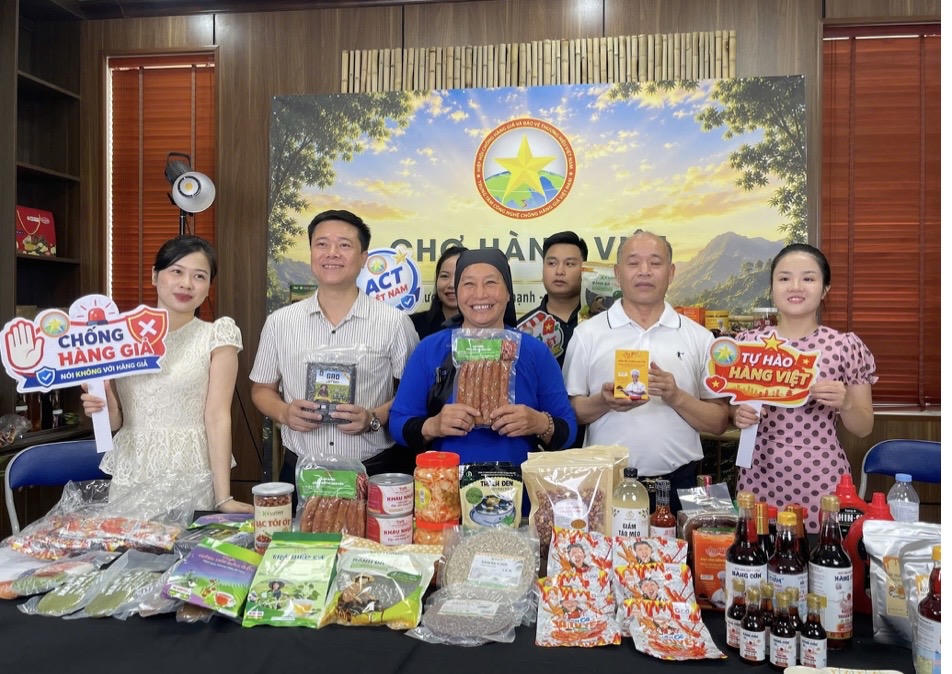 Phiên megalive hàng tuần với sự tham gia của nhiều KOC, KOL.