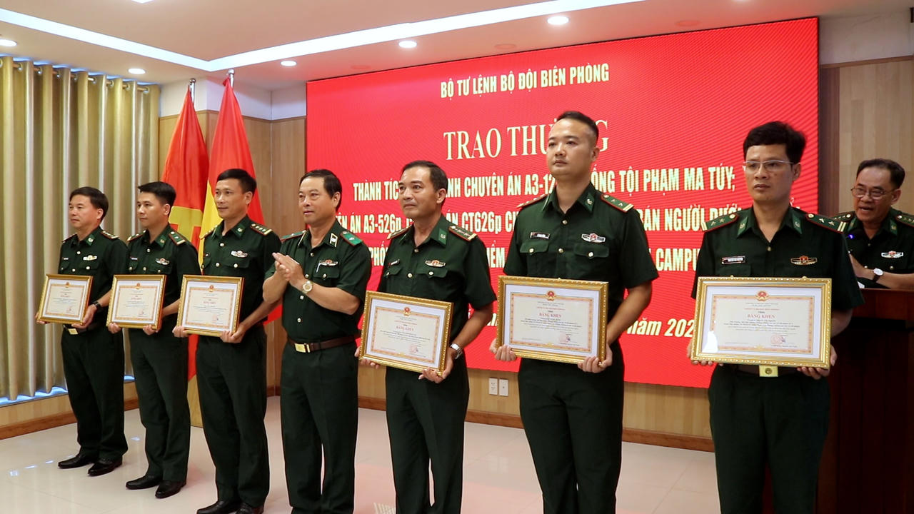 Các đơn vị nhận Bằng khen Bộ trưởng Bộ Quốc phòng. (Ảnh: Phạm Oanh)
