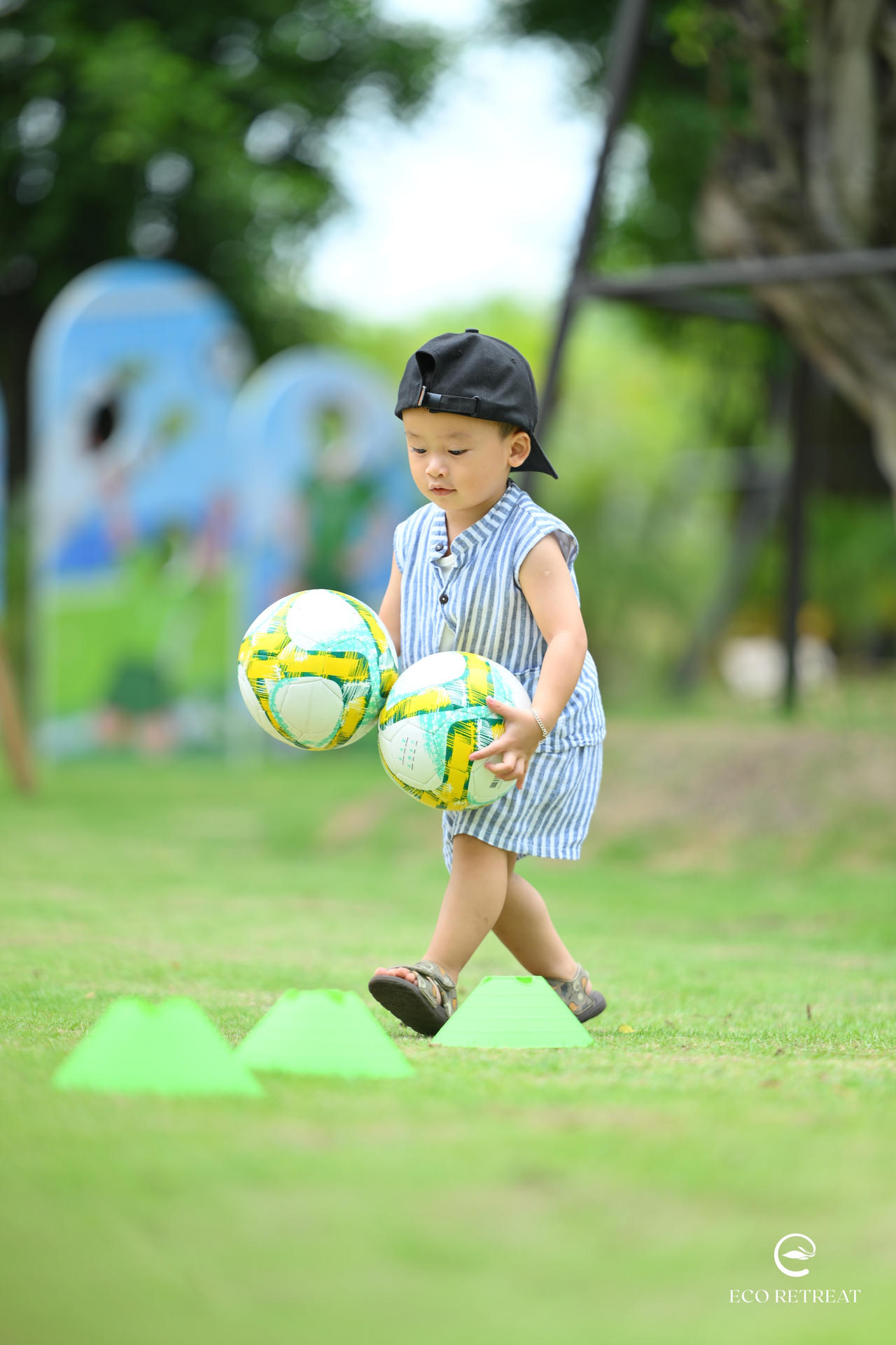 Trẻ chơi giữa thiên nhiên một cách khéo léo, sáng tạo