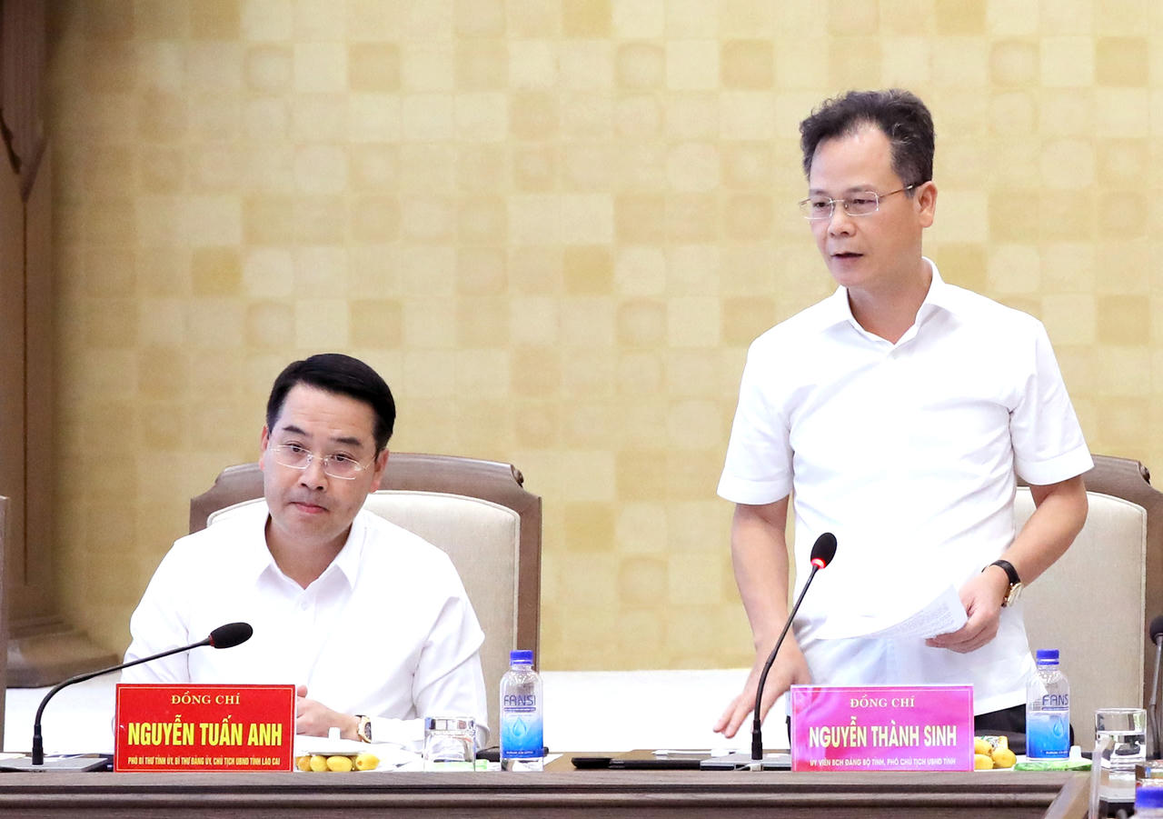 Phó Chủ tịch UBND tỉnh Nguyễn Thành Sinh phát biểu tại Hội nghị.Ảnh: laocai.gov.vn