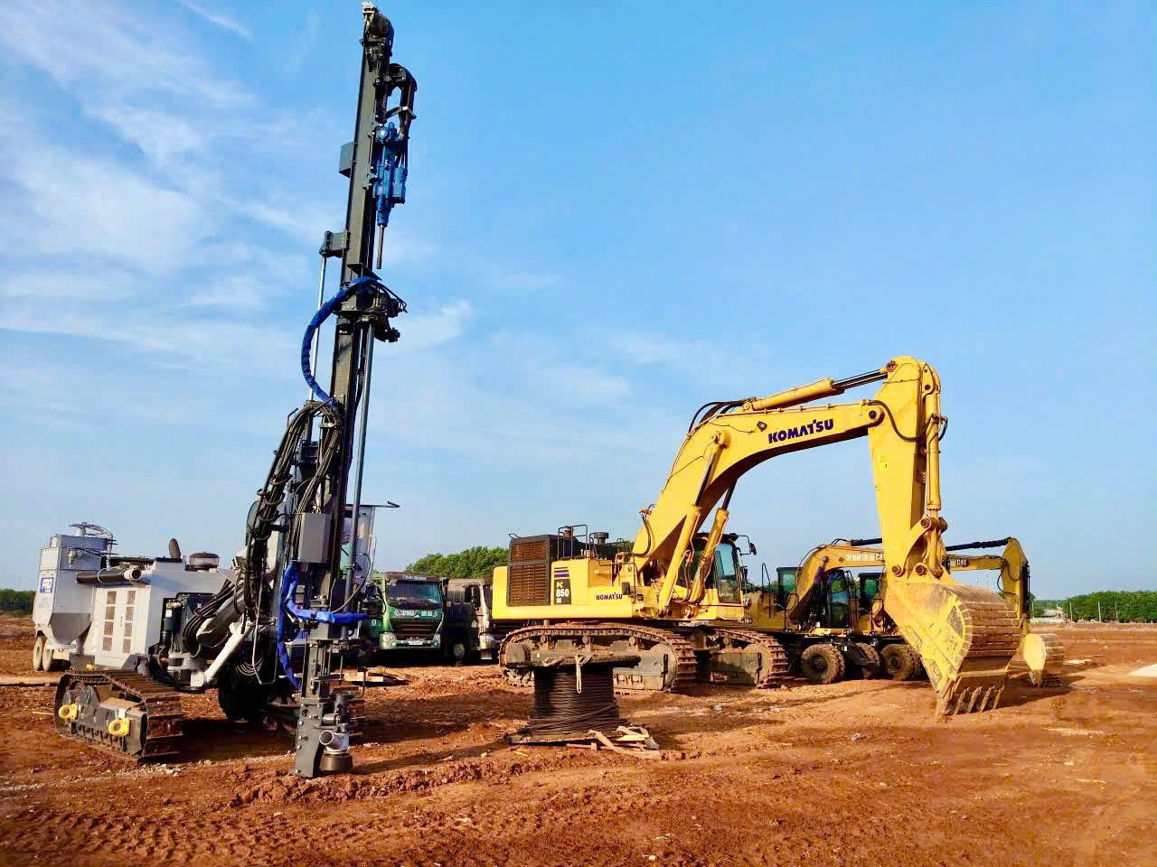 Máy móc, thiết bị tập trung san gạt, đắp và lu lèn nền đường tại khu vực xã Định Quán. Ảnh: DK