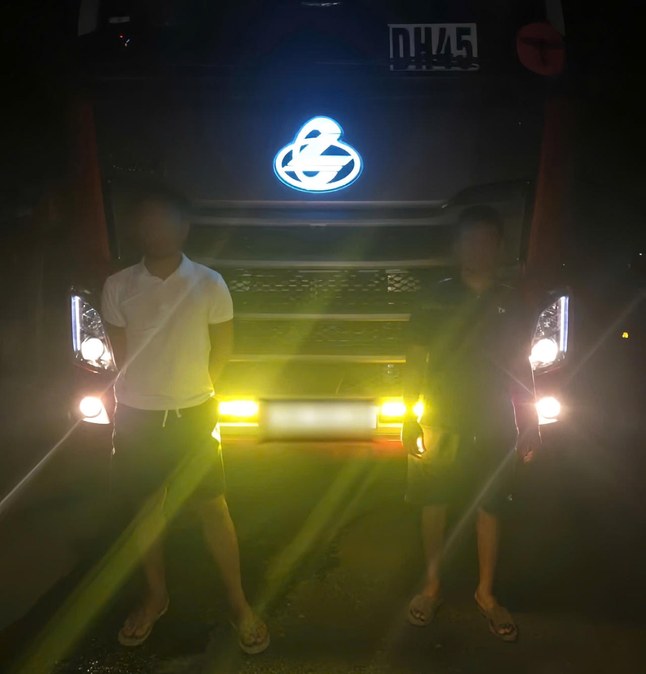 Các đối tượng cùng phương tiện liên quan vụ vận chuyển trái phép hàng hóa qua biên giới bị lực lượng chức năng phát hiện, bắt giữ. (Ảnh: CA tỉnh Quảng Trị)