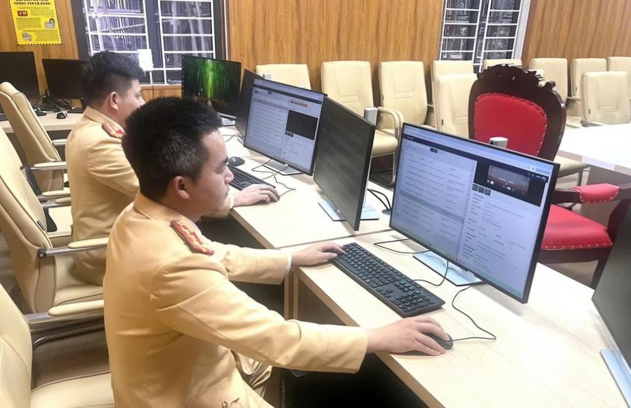 Cán bộ Phòng Cảnh sát giao thông Công an tỉnh Phú Thọ thực hiện tiếp nhận, phân tích và xử lý dữ liệu do camera AI ghi nhận, truyền về Trung tâm chỉ huy. Ảnh: B.H