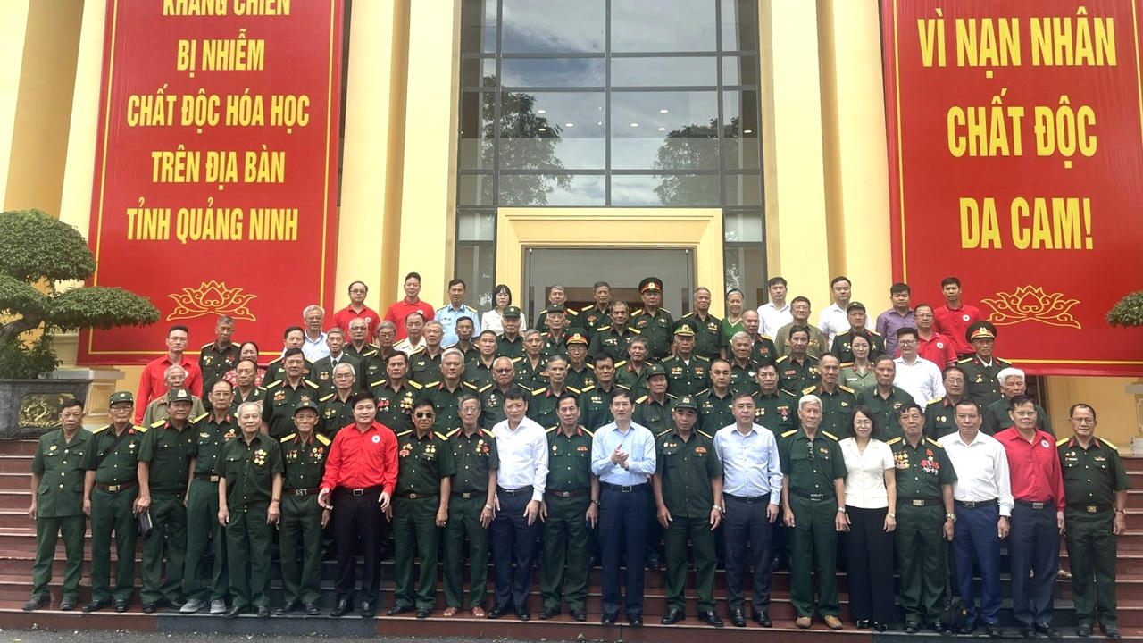 Các đại biểu chụp ảnh lưu niệm. (Ảnh: Đức Dương)