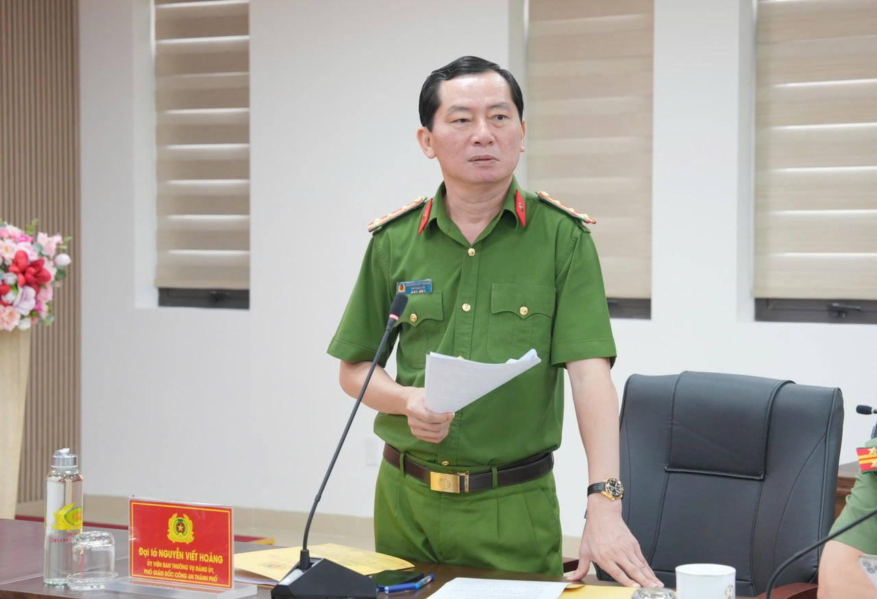 Đại tá Nguyễn Viết Hoàng – Phó Giám đốc Công an thành phố Huế phát biểu tại buổi Hội ý nghiệp vụ. (Ảnh: Phan Bé)
