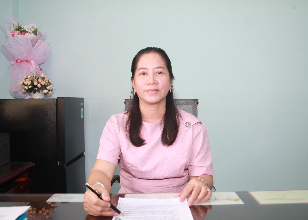 Bà Lê Kim Thúy - Bí thư Đảng ủy, Chủ tịch HĐND xã Vĩnh Mỹ, trao đổi với phóng viên Báo Pháp luật Việt Nam.