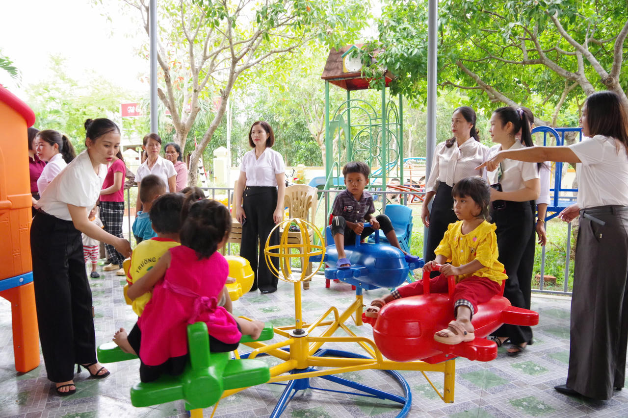 Bộ CHQS tỉnh Quảng Trị bàn giao khu vui chơi cho trẻ em vùng khó khăn