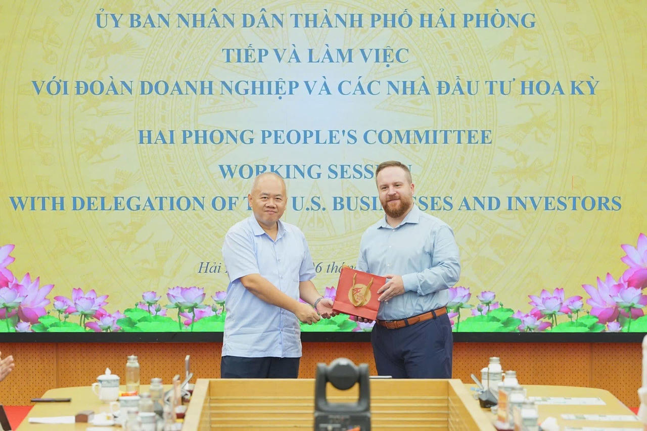 Lãnh đạo TP Hải Phòng tặng quà lưu niệm Đoàn doanh nghiệp Hoa Kỳ. (ảnh Đàm Thanh)