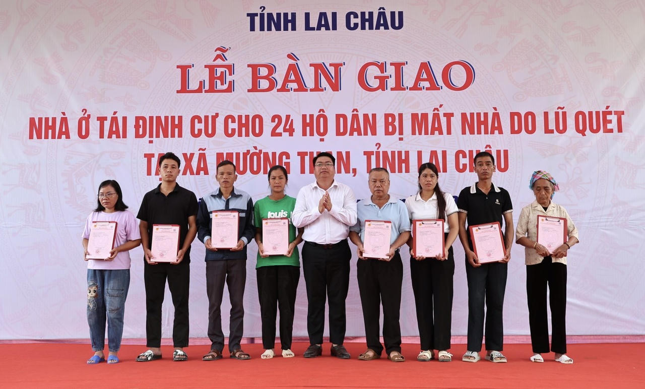 Bàn giao nhà ở và trao giấy chứng nhận quyền sử dụng đất cho các hộ dân. Ảnh: Nguyễn Chanh 