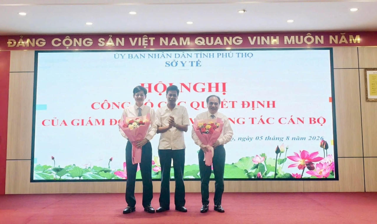 Đại diện lãnh đạo các phường chúc mừng 2 đồng chí được bổ nhiệm lại (Ảnh: BVĐK KV Phú Thọ).