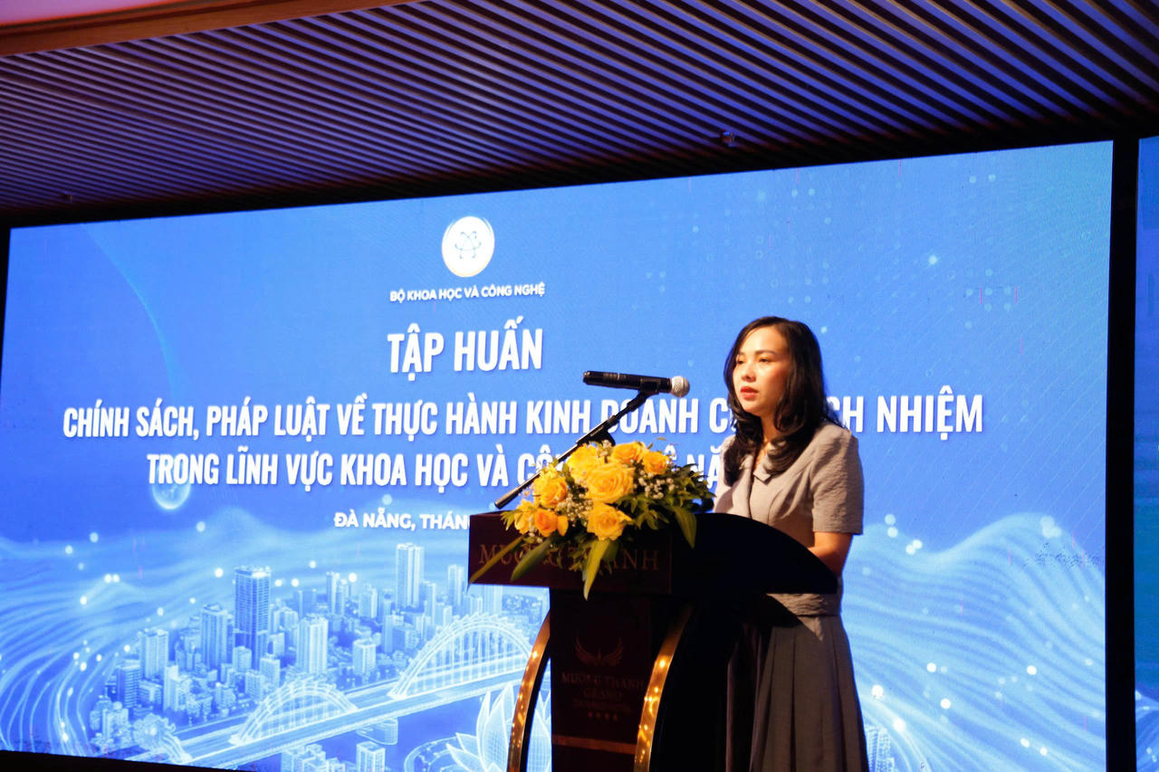 Bà Nguyễn Thị Thu Trang, Phó Vụ Trưởng Vụ Pháp chế, Bộ Khoa học và Công nghệ phát biểu tại Hội nghị.