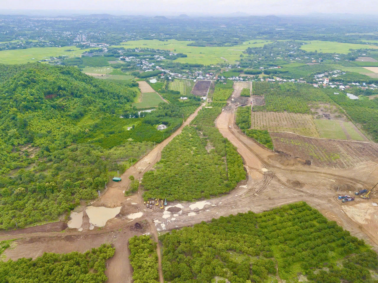 Hơn 3km đường công vụ qua cánh đồng Phú Điền, xã Phú Hòa đã được hoàn thiện. Ảnh: DK