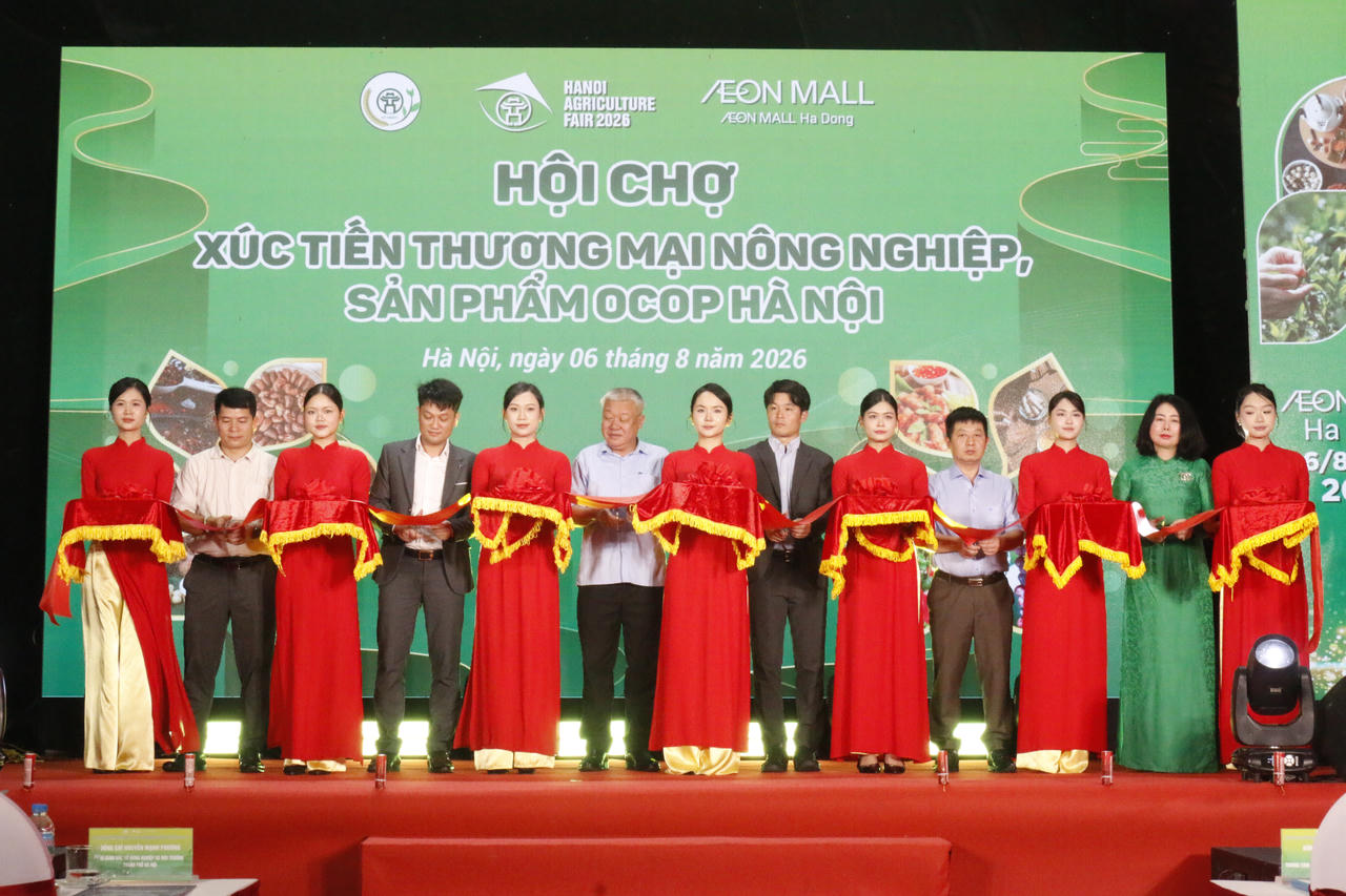 Các đại biểu cắt băng khai mạc hội chợ. Ảnh: Ngọc Nga