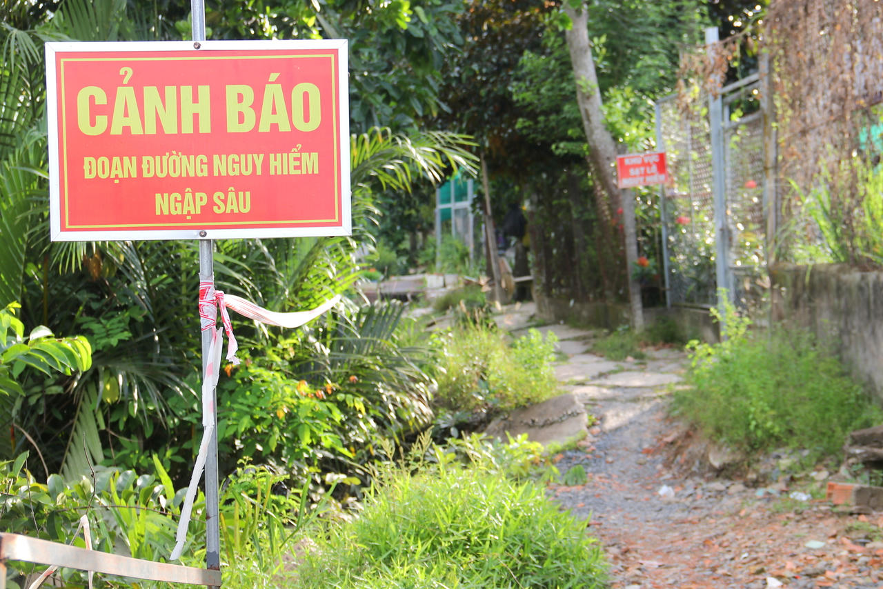 Không những bị sụp lún, sạt lở, tuyến đường này còn bị nước ngập sâu rất nguy hiểm (Ảnh: Đình Thương)