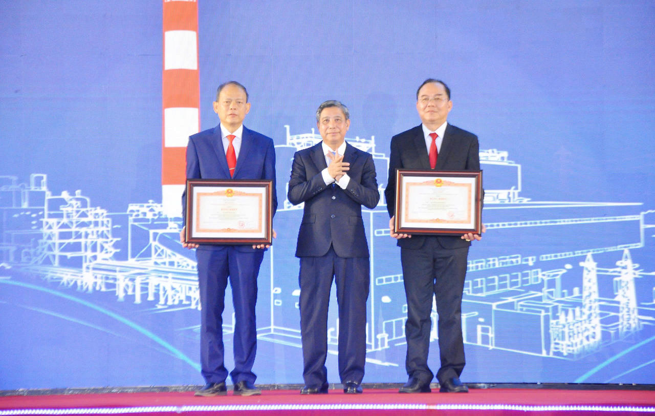 Ông Đồng Văn Thanh, Ủy viên Ban Chấp hành Trung ương Đảng, Phó Bí thư Thành ủy, Chủ tịch HĐND TP Cần Thơ (đứng giữa) trao tặng Bằng khen của Thủ tướng Chính phủ cho ông Huỳnh Thanh Phong - Phó Tổng Giám đốc EVNGENCO2, Quyền Giám đốc Công ty Nhiệt điện Cần Thơ (phải) và ông Nguyễn Hữu Lộc, Phó Giám đốc Công ty Nhiệt điện Cần Thơ (trái). (Ảnh: Hà Vy)