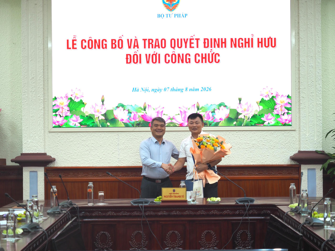 Bộ Tư pháp trao Quyết định nghỉ hưu cho công chức
