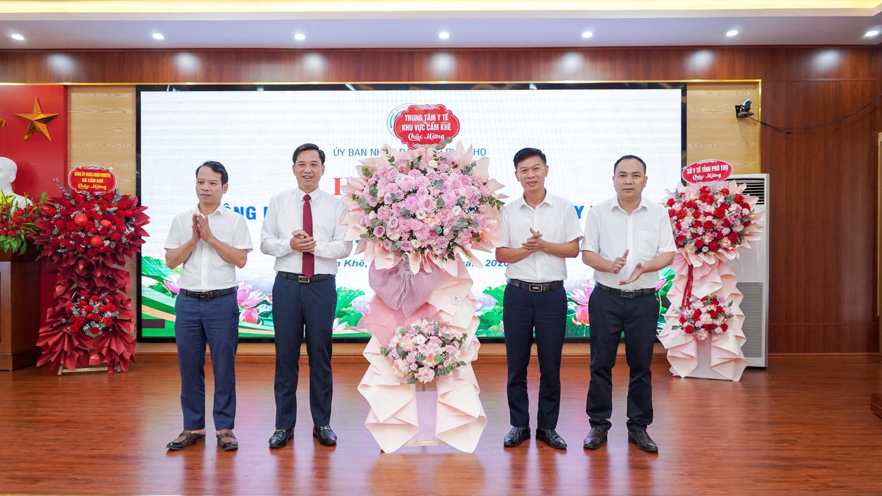 Các đồng chí trong Ban Giám đốc Trung tâm Y tế khu vực Cẩm Khê tặng hoa chúc mừng đồng chí Hà Xuân Hoa được bổ nhiệm lại (Ảnh: TTYT KV Cẩm Khê).