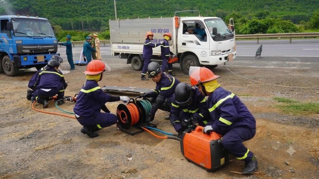 Lực lượng chức năng sử dụng thiết bị chuyên dụng để giải cứu nạn nhân trong buổi thực tập. (Ảnh: Hồng Nhung)