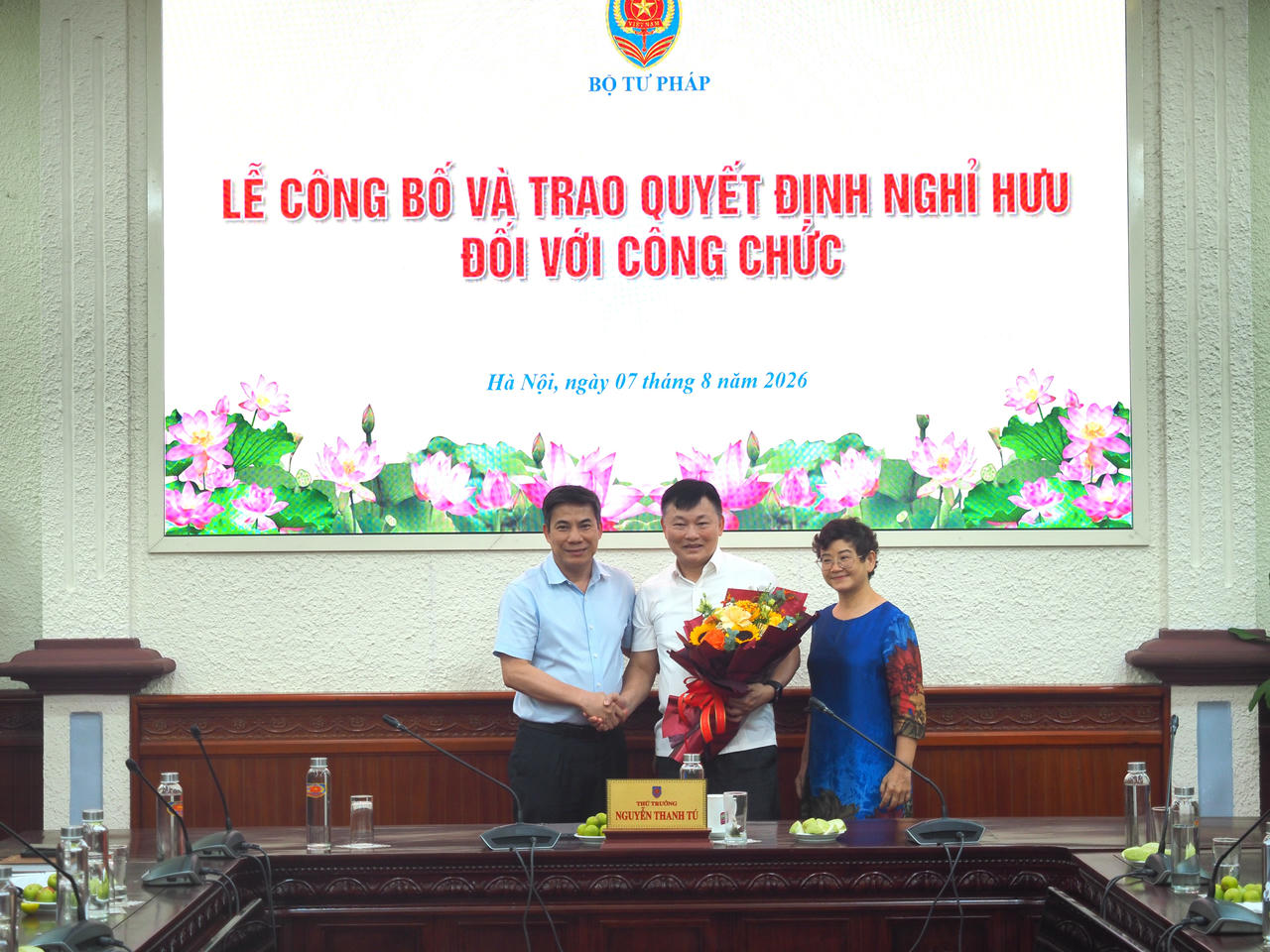Bộ Tư pháp trao Quyết định nghỉ hưu cho công chức