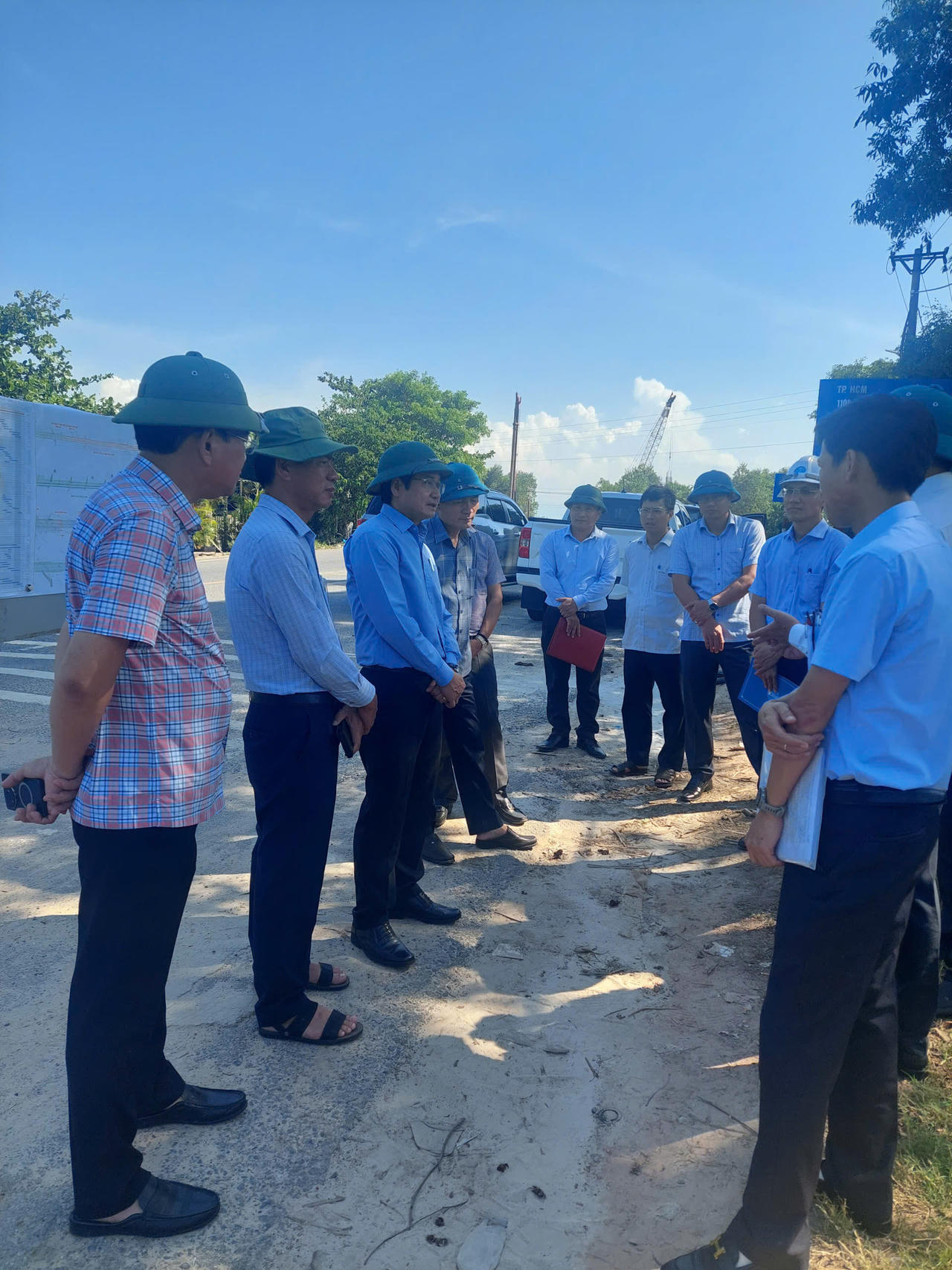 Ông Trương Chí Trung, Giám đốc Sở Xây dựng Quảng Trị (thứ 3 từ trái sang) kiểm tra hiện trường, nghe chủ đầu tư báo cáo tiến độ triển khai các công trình giao thông trọng điểm trên địa bàn tỉnh.