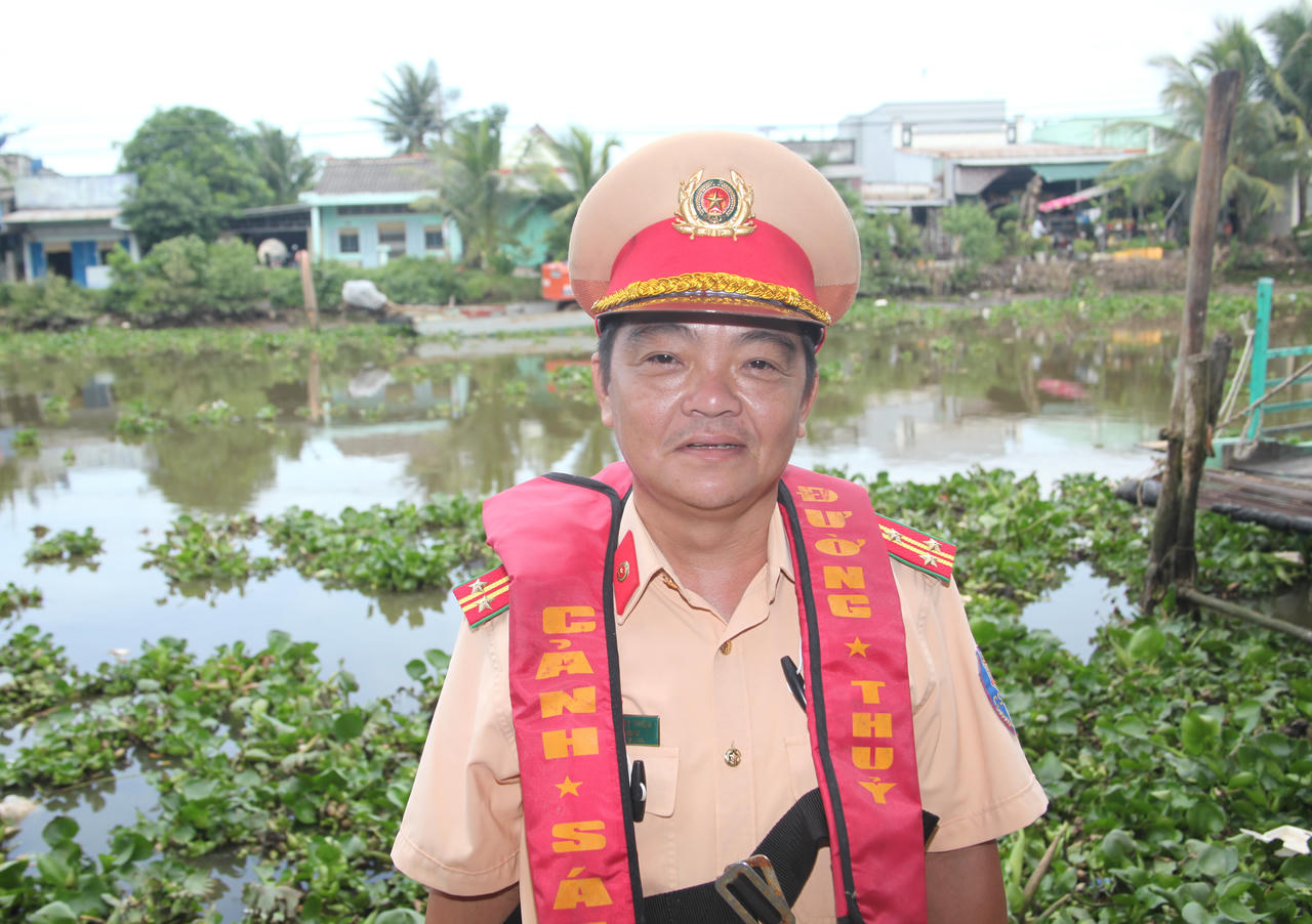 Thượng tá Huỳnh Việt Triều - Đội trưởng Đội Cảnh sát đường thủy (Phòng CSGT Công an tỉnh Cà Mau), trao đổi với phóng viên về các giải pháp bảo đảm trật tự, an toàn giao thông đường thủy trong mùa mưa bão (Ảnh: Trọng Nghĩa).
