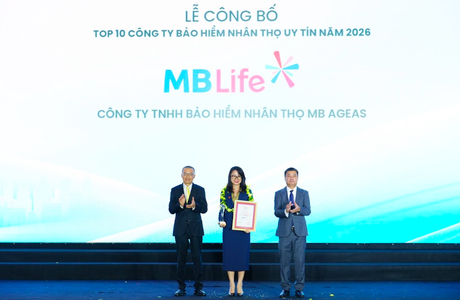 Đại diện MB Life nhận giải tại Lễ công bố và vinh danh Top 10 công ty bảo hiểm nhân thọ uy tín năm 2026. Ảnh: MB Life