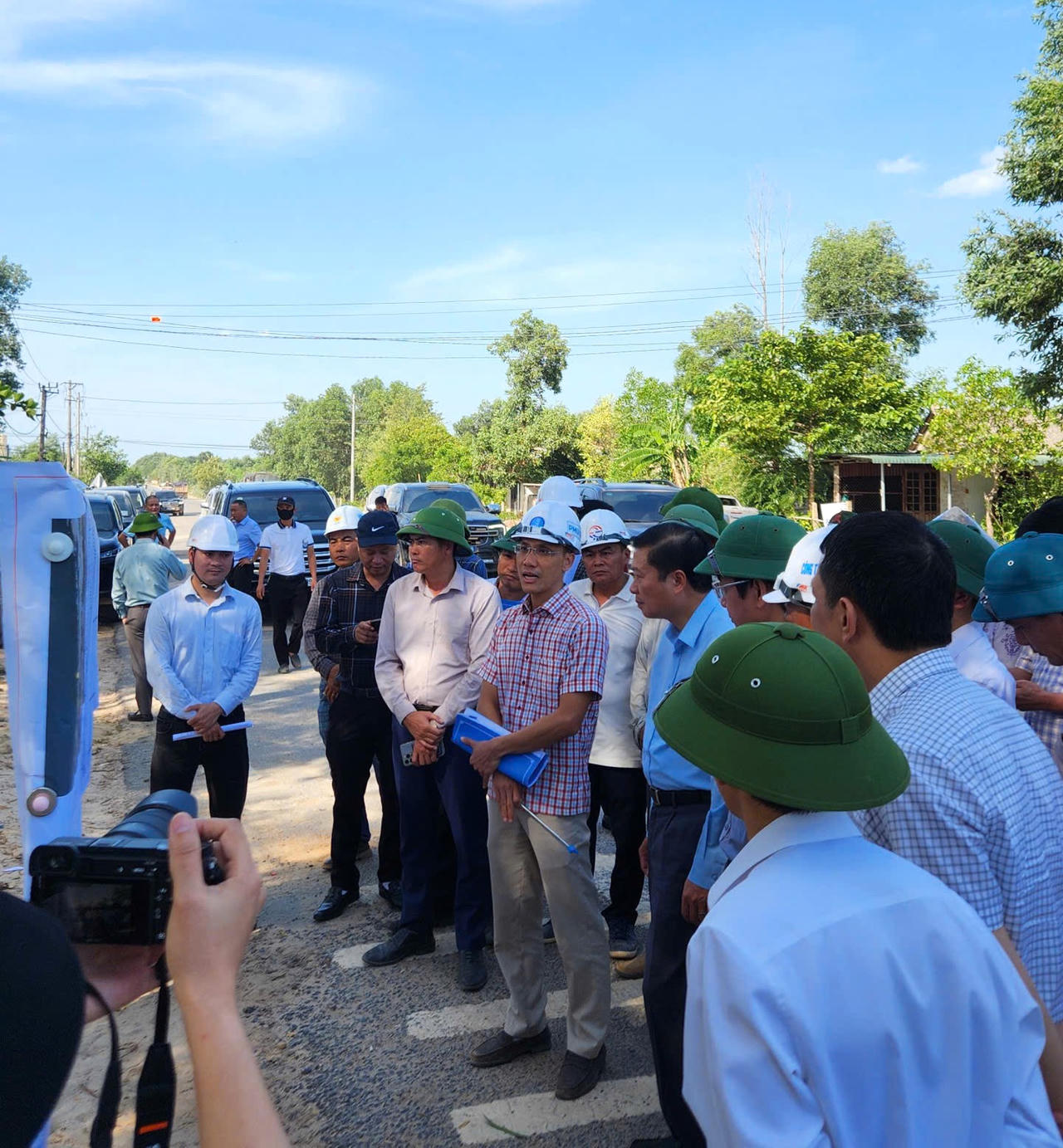 Chủ tịch UBND tỉnh Lê Hồng Vinh kiểm tra thực địa, nghe chủ đầu tư báo cáo tiến độ triển khai các dự án giao thông trọng điểm trên địa bàn. (Ảnh: MP)