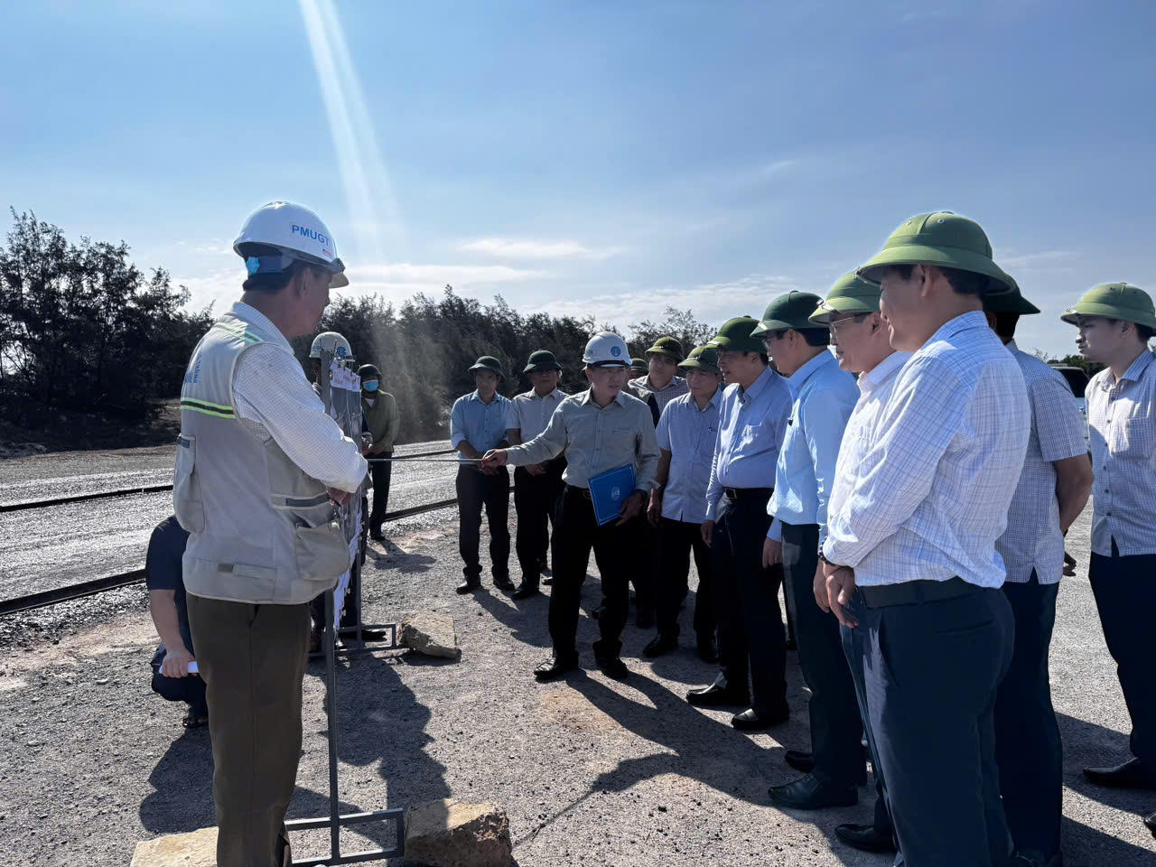 Lãnh đạo tỉnh Quảng Trị cùng các sở, ngành kiểm tra tiến độ thi công các công trình giao thông trọng điểm trên địa bàn. (Ảnh: MP)