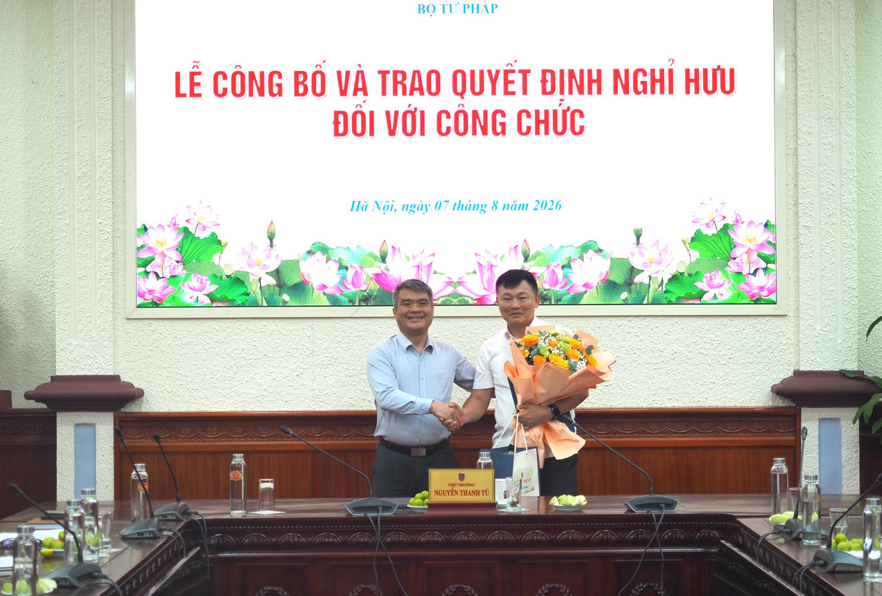 Bộ Tư pháp trao Quyết định nghỉ hưu cho công chức