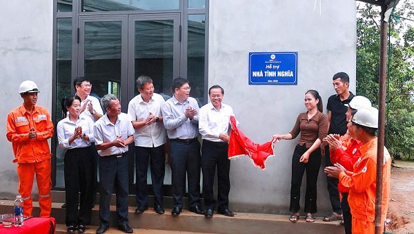 Công ty Điện lực Quảng Trị bàn giao nhà tình nghĩa cho hộ khó khăn