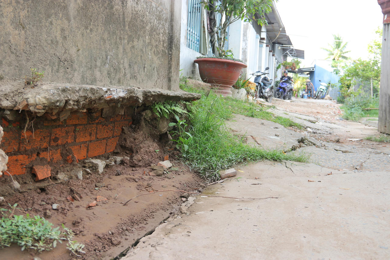 Một trong những vị trí đường bị sụp nghiêm trọng (Ảnh: Đình Thương)