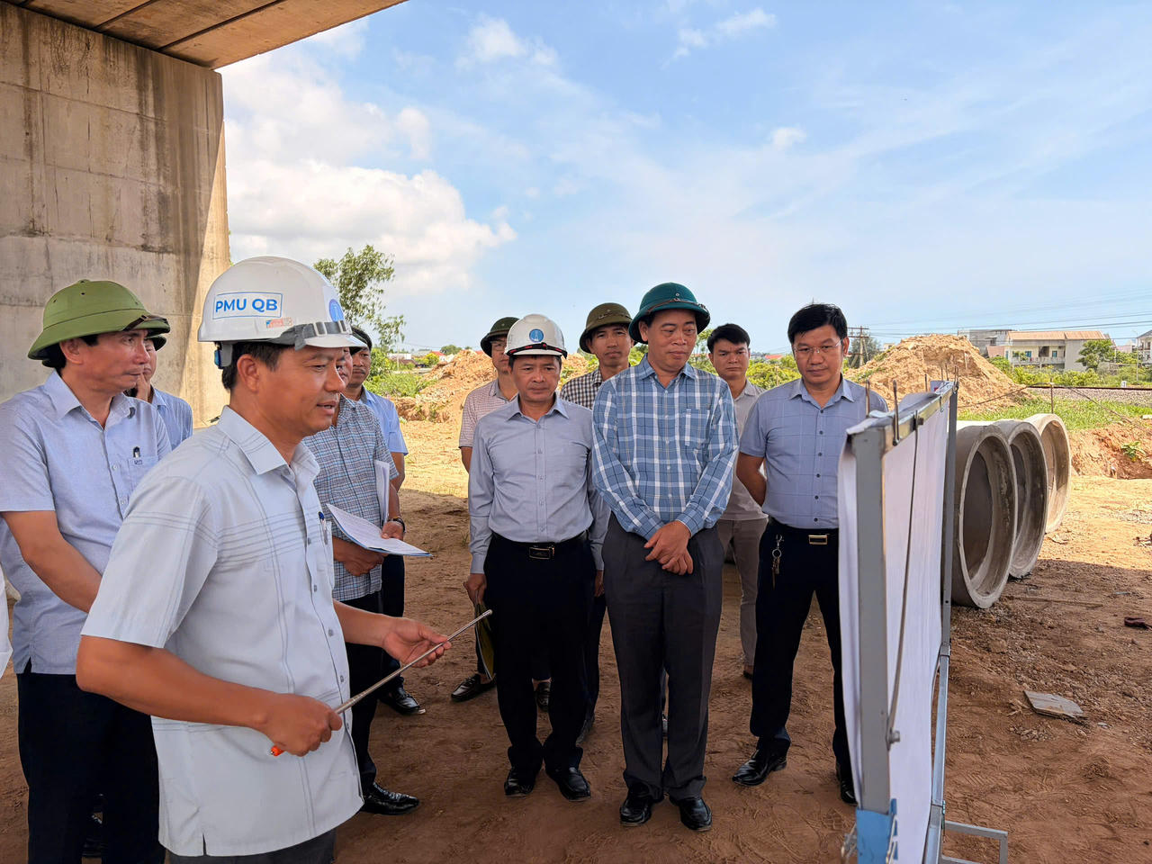 Đại diện chủ đầu tư báo cáo tiến độ thi công Dự án đường và cầu vượt đường sắt trung tâm Đồng Hới. (Ảnh: MP)