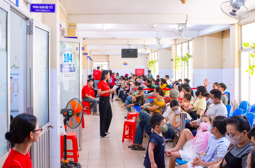 Khung cảnh đông đúc trên hành lang Bệnh viện Đa khoa Khánh Hoà trong 2 ngày diễn ra “Trái tim cho em” tại địa phương. Ảnh: MBLife