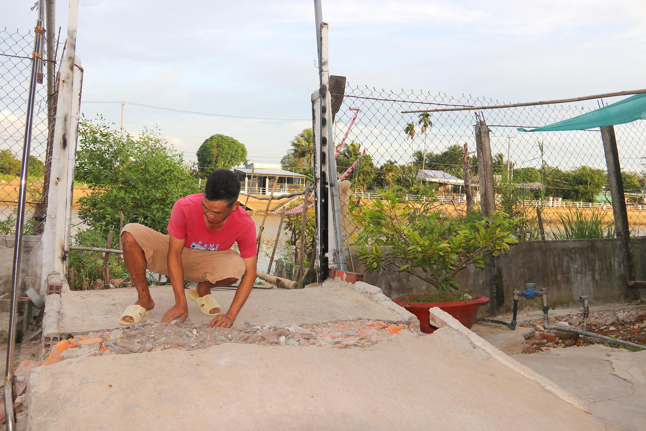 Trước đây do sạt lở người dân đã dời hàng rào vào trong, đến nay sụp lún đã vào trong hàng rào (Ảnh: Đình Thương)