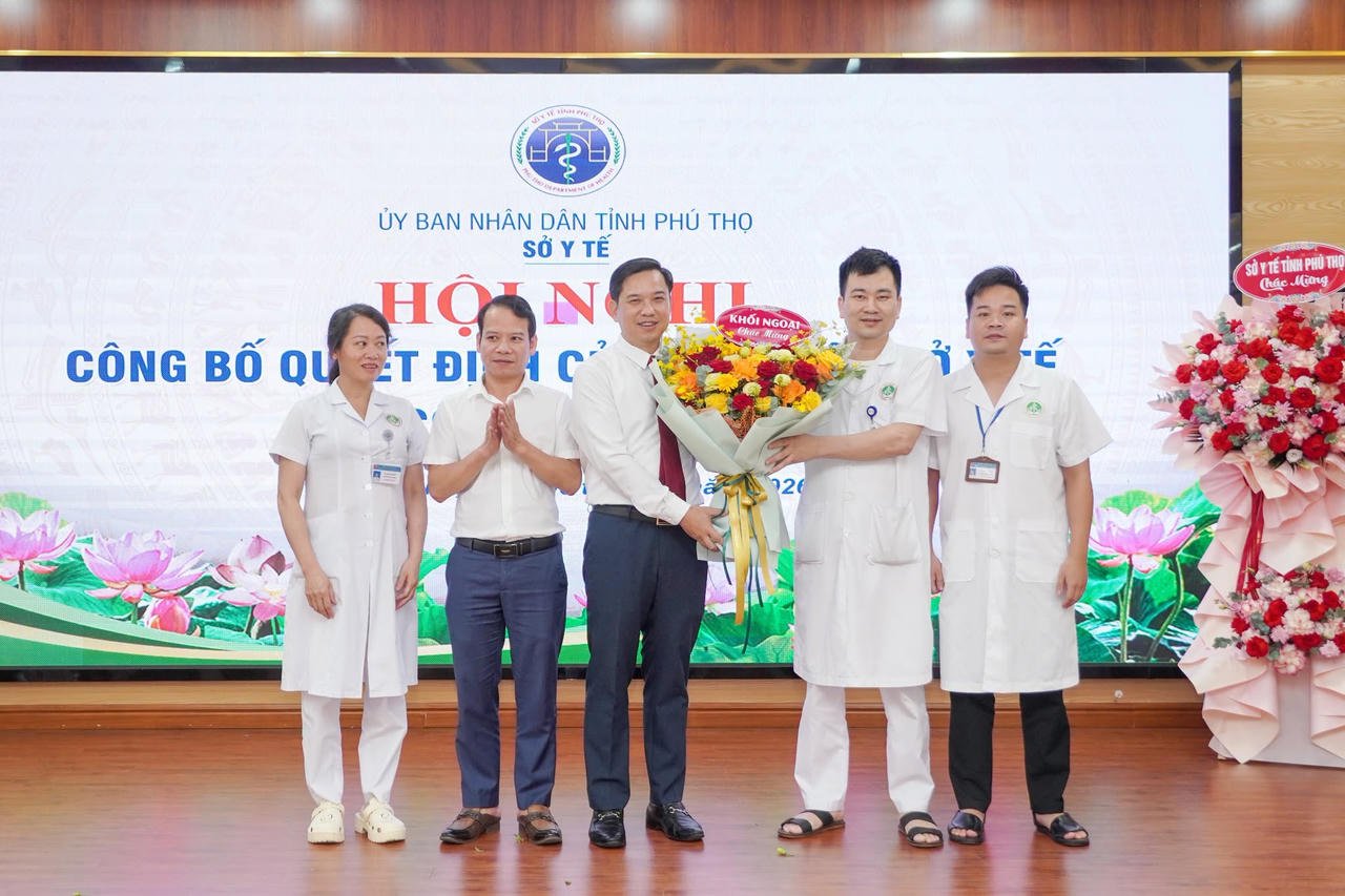 Đại diện các khoa, phòng của Trung tâm Y tế khu vực Cẩm Khê tặng hoa chúc mừng đồng chí Hà Xuân Hoa (Ảnh: TTYT KV Cẩm Khê).