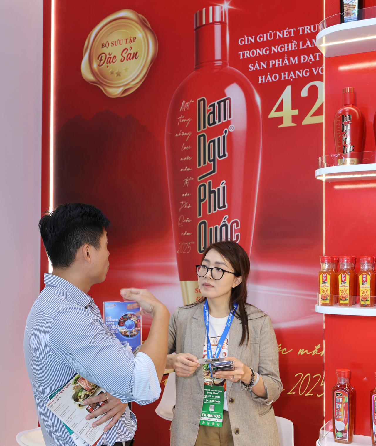 Khách hàng được thông tin về quy trình nghiêm ngặt trong sản xuất nước mắm Nam Ngư Phú Quốc.