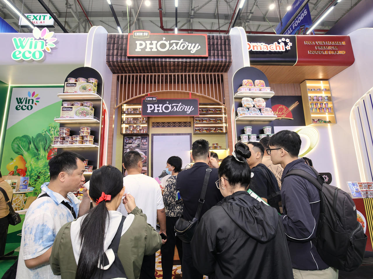Thương hiệu thực phẩm tiện lợi của Masan như Omachi, Phở Story thu hút sự quan tâm của khách tham quan.