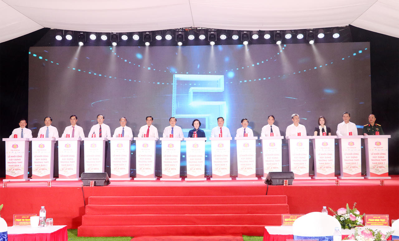 Phó Thủ tướng Chính phủ Phạm Thị Thanh Trà cùng các đại biểu làm thực hiện nghi thức khởi công.
