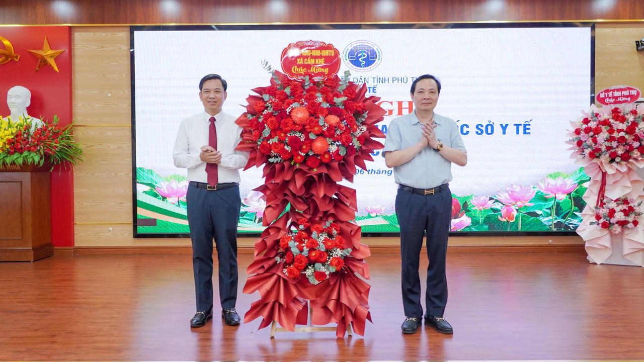 Đồng chí Nguyễn Mạnh Hùng (bên phải) - Tỉnh ủy viên, Bí thư Đảng ủy, Chủ tịch HĐND xã Cẩm Khê chúc mừng đồng chí Hà Xuân Hoa được bổ nhiệm lại (Ảnh: TTYT KV Cẩm Khê).