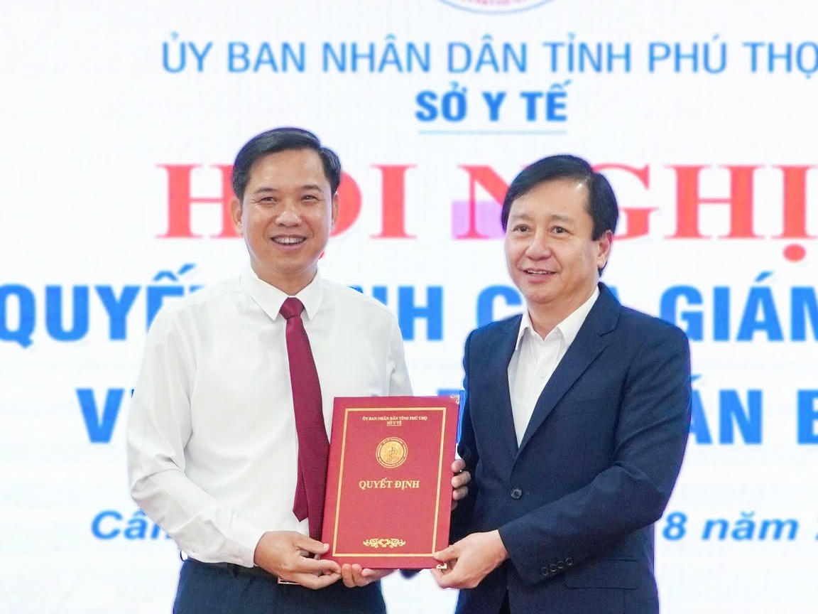 Tiến sĩ Lê Quang Thọ (áo vest) - Phó Giám đốc Thường trực Sở Y tế tỉnh Phú Thọ trao Quyết định bổ nhiệm lại chức vụ Giám đốc Trung tâm Y tế khu vực Cẩm Khê đối với Bác sĩ CKII Hà Xuân Hoa (Ảnh: TTYT KV Cẩm Khê).