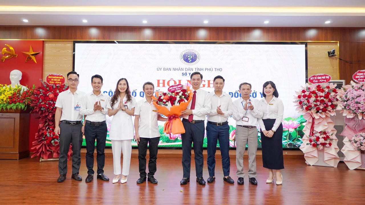 Đại diện các khoa, phòng của Trung tâm Y tế khu vực Cẩm Khê tặng hoa chúc mừng đồng chí Hà Xuân Hoa (Ảnh: TTYT KV Cẩm Khê).