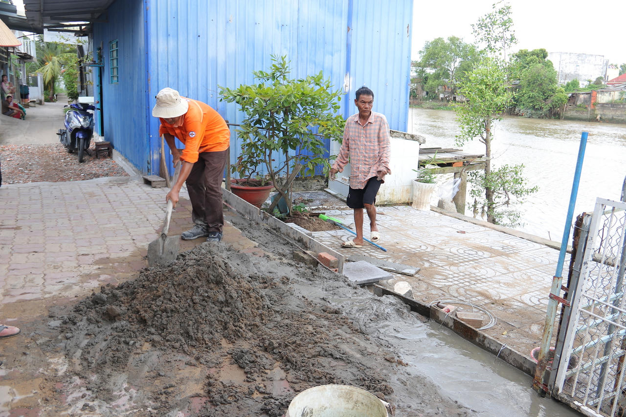 Nhiều gia đình phải bỏ tiền để nâng đường, gia cố bờ kè (Ảnh: Đình Thương)