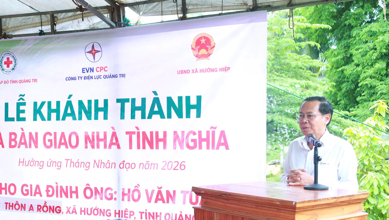 Ông Phan Văn Vĩnh, Phó Giám đốc Công ty Điện lực Quảng Trị khẳng định đơn vị luôn đồng hành cùng các hoạt động an sinh xã hội, sẻ chia với những hộ gia đình có hoàn cảnh khó khăn. (Ảnh Hưng Nguyên)