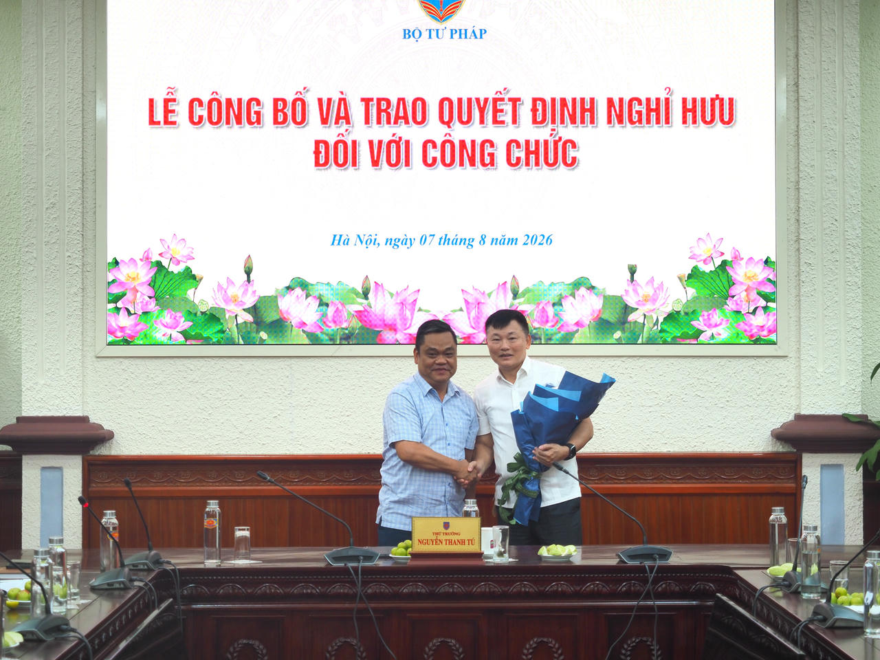 Bộ Tư pháp trao Quyết định nghỉ hưu cho công chức